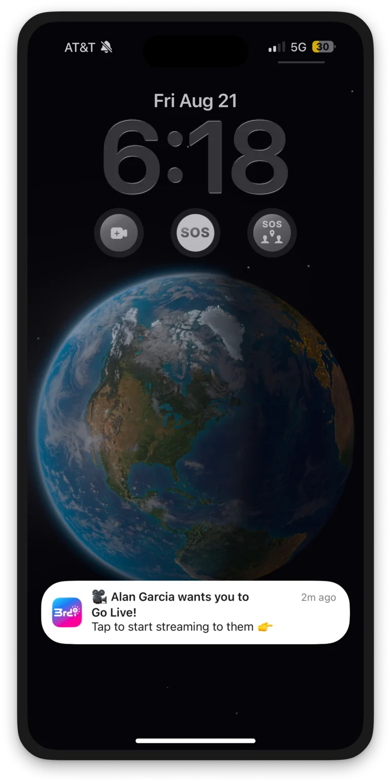 A nudge from a friend on the Lock Screen: Alan Garcia wants you to Go Live